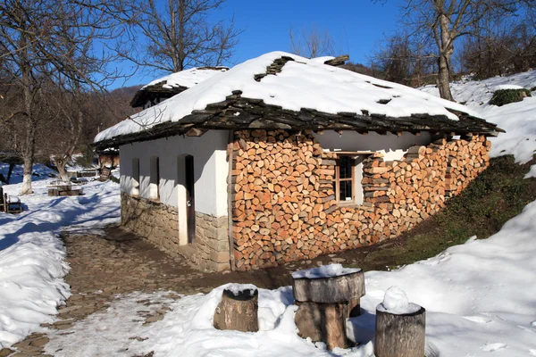 冬、etar、ガブロヴォ、ブルガリア中の木製のブロックを持つブルガリアの家. — ストック写真