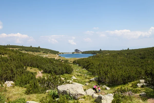 Vue paysage du lac Bezbog dans le parc naturel Pirin, Dobrinishte, Bulgarie — Photo