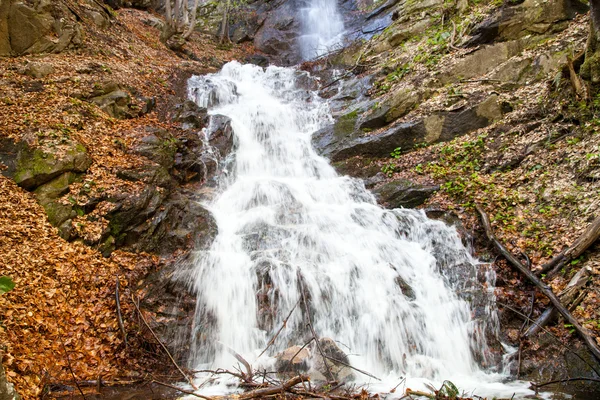 Cachoeira que flui através das rochas, Bulgária — Fotografia de Stock