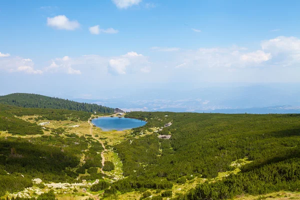 Paisaje vista del lago Bezbog en el parque natural Pirin, Dobrinishte, Bulgaria Imagen de stock