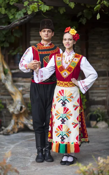 Jonge cuple gekleed in traditionele Bulgaarse kostuum — Stockfoto