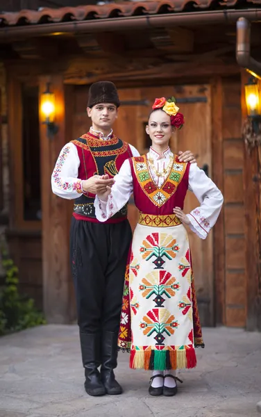 Jonge cuple gekleed in traditionele Bulgaarse kostuum — Stockfoto