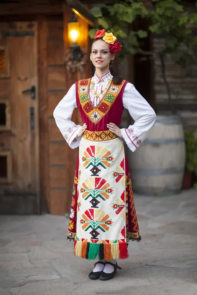 Молодая женщина в традиционном болгарском костюме . — стоковое фото