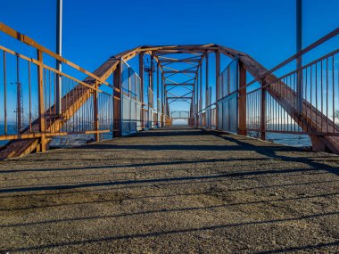 Ukrayna 'daki tren istasyonunda köprü.