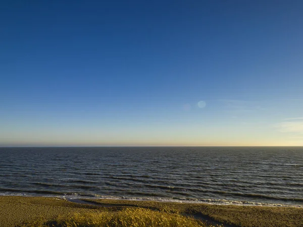 Güzel gün batımında Azov Denizi