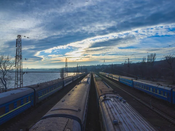 Yolcu vagonları ve güzel gün batımı