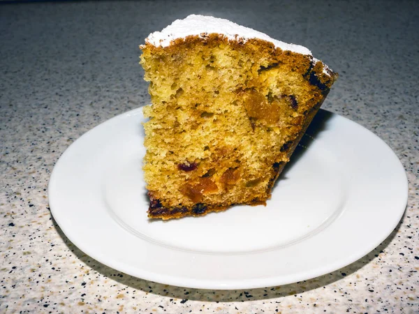 Kek masanın üzerinde bir tabakta yatıyor.