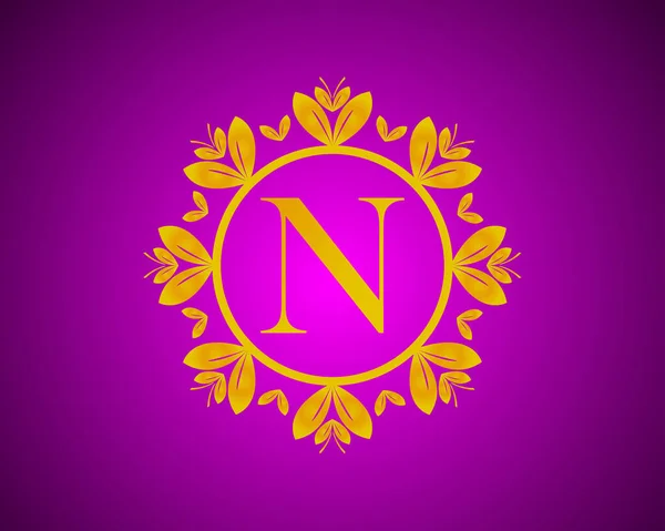 字母N豪华标志设计 金黄色分等级 金黄色叶圈 适用于沐浴 仪容等 在紫色的Velvet背景下 — 图库矢量图片