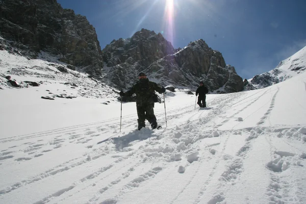 Människor i snö berg — Stockfoto