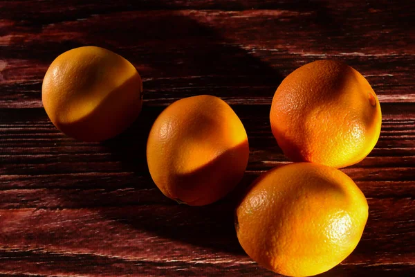 Orangenfrüchte auf dem Tisch. Orange Farbe — Stockfoto