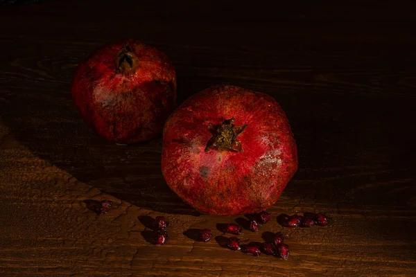 Red Ripe Wet Pomegranate Table Close — Stock Photo, Image