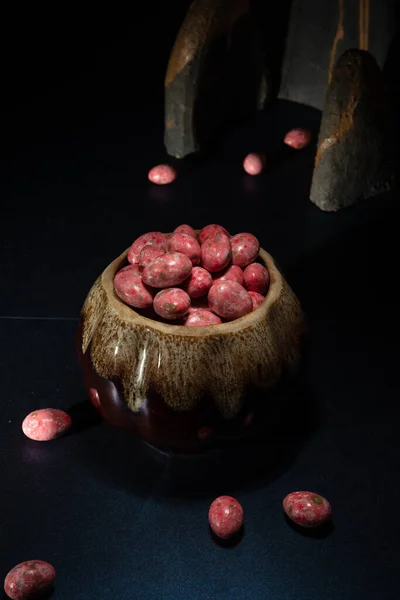 Chocolate dragees em esmalte colorido crocante. Dragee com amêndoas em um vaso de cerâmica. Doces coloridos na mesa — Fotografia de Stock