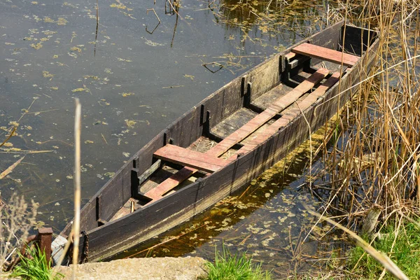 Altes Boot an einem Sommertag auf dem Fluss — Stockfoto