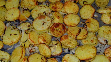 İştah açıcı, soğanlı kızarmış patates dilimleri..