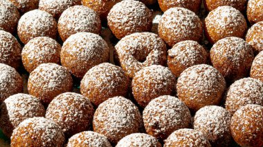 Üzerine pudra şekeri serpiştirilmiş süzme peynir topları. Yakın plan. Ev yapımı pişirme..