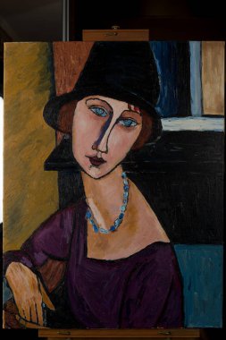Şapkalı bir kızın portresi. Tuval üzerinde güzel bir yağlı boya tablo. Modigliani 'nin muhteşem tablosundan uyarlanmıştır. Fırça darbeleri ve branda dokuları.