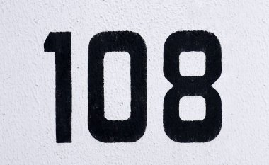 Yüz sekiz numara - 108. Beyaz bir duvarda siyah harfler.