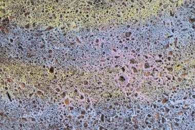 Farklı renklerde tebeşirle boyanmış bir yol yüzeyinin soyut bir arkaplan olarak yakınlaştırılması