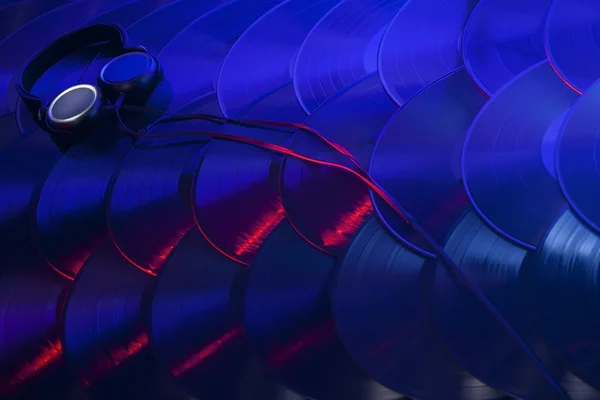 vinil kayıtlar kulaklık ile renkli bir dizi