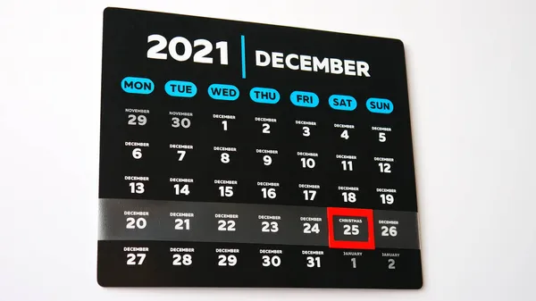 2021 duvar takviminin siyah ve güzel bir Aralık sayfası ve Noel gününde kırmızı bir imleç.