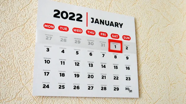 2022 duvar takviminin güzel bir Ocak sayfası ve yeni yılın ilk gününde kırmızı bir imleç.