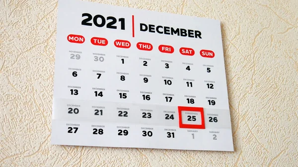 2021 duvar takviminin güzel bir Aralık sayfası ve Noel gününde kırmızı bir imleç.