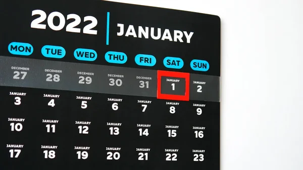 1 Ocak 'ta kırmızı imleci olan 2022 duvar takviminin siyah ve güzel bir sayfasını kapat.