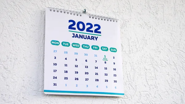 Bir duvar takviminin Ocak sayfasındaki yakın plan 2022 tarihli ilk gün.