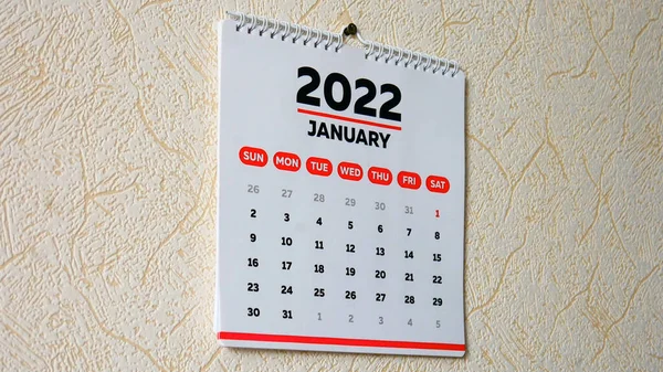 Duvarda asılı duran 2022 takviminin Ocak sayfasındaki yakın plan