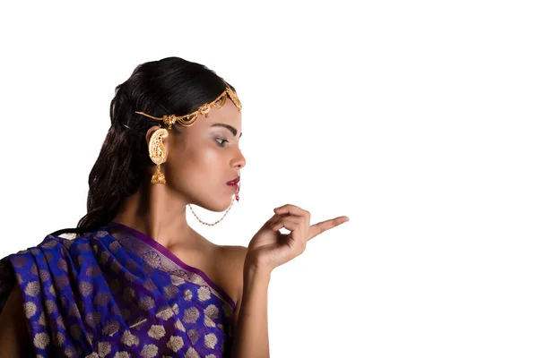 Piękna Hinduska Kobieta Tradycyjnym Indyjskim Sari Niebieskim — Zdjęcie stockowe