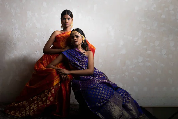 Twee Mooie Indiaanse Vrouw Traditionele Indiase Handgemaakte Sarees — Stockfoto