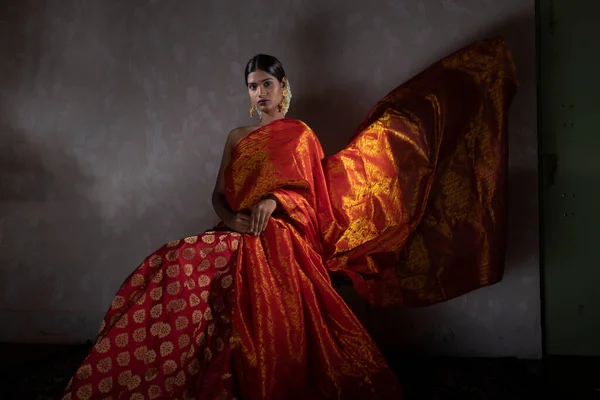 Een Mooie Indiaanse Vrouw Traditioneel Indiaas Oranje Saree — Stockfoto