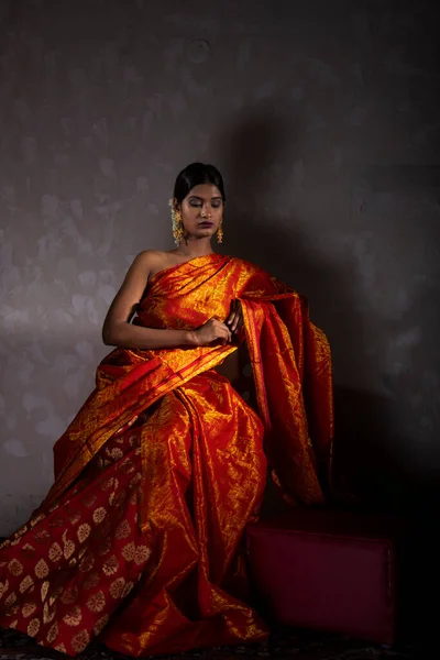 Μια Όμορφη Ινδή Γυναίκα Παραδοσιακό Ινδικό Σάρι Πορτοκαλιού — Φωτογραφία Αρχείου