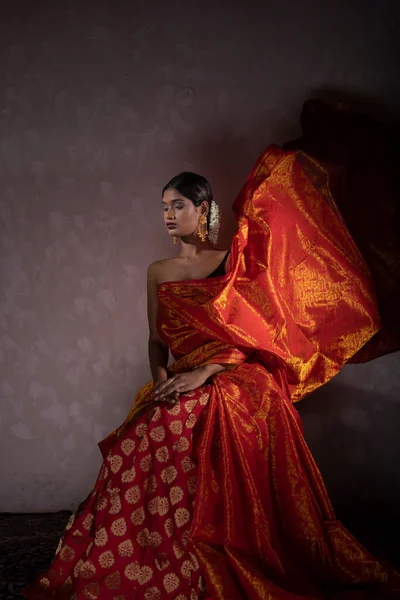 Geleneksel Hint turuncu sarisi giymiş güzel bir Hintli kadın.