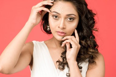 Katı pembe bir arka plan önünde nakışlı bir elbise giyen güzel Hintli kadın manken.