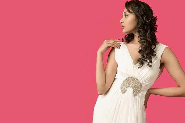 漂亮的印度女模特 穿着绣花裙 背景为粉红色 — 图库照片