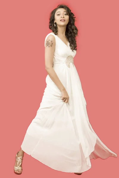 漂亮的印度女模特 穿着绣花裙 背景为粉红色 — 图库照片