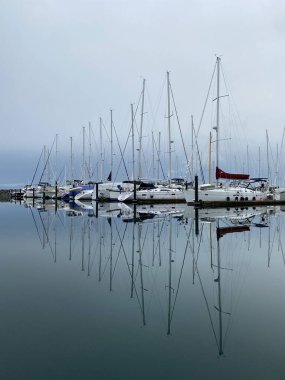 Yelkenlilerin sessiz yansıması