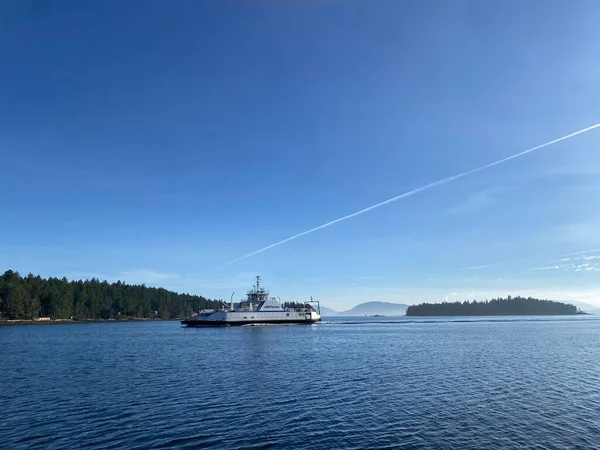 A British Columbia ferry coming into harbour — Stock Photo, Image