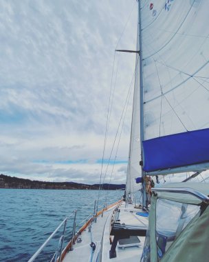 Yelkenler açık, pruvada güçlü rüzgarlar