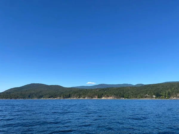 View of Sunshine Coast mountains from the water — Stock Photo, Image