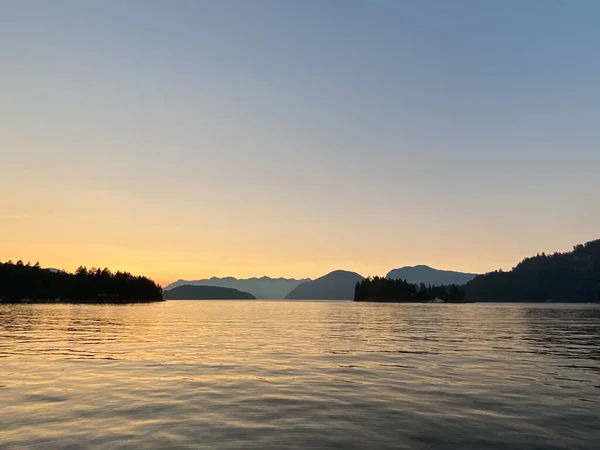 Sunset scene over mountains near Thetis Island with reflection on water — Stock Photo, Image