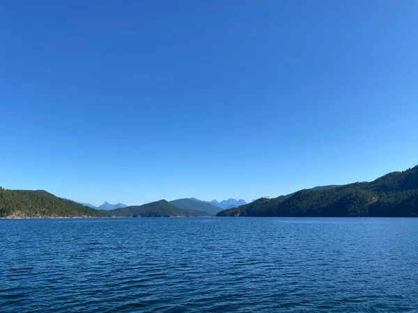 Entrance to Jervis Inlet with Coast Mountains and temperate rainforest on the Sunshine Coast — Stock Photo, Image