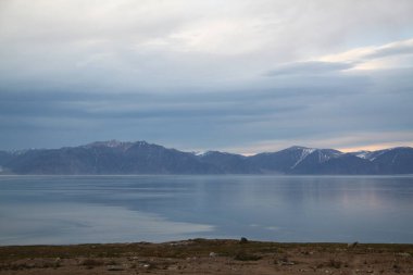 Kanada 'nın Nunavut bölgesindeki Baffin Bölgesi' ndeki Pond Körfezi 'nin karşısındaki dağların görüntüsü.