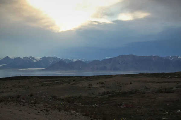 Kanada 'nın Nunavut bölgesindeki Baffin Bölgesi' ndeki Pond Körfezi 'nin karşısındaki dağların görüntüsü.
