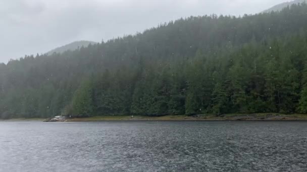 Kraftiga Regnskurar Bergen Slår Vatten Vik Roscoe Inlet British Columbia — Stockvideo