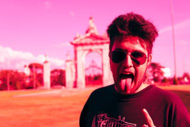 Dilini sallayarak bağıran bir serserinin portresi.