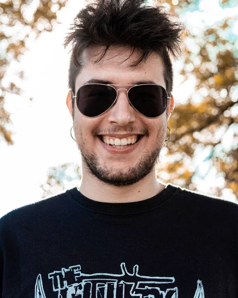 Doğa ceylanı olan bir serserinin portresi