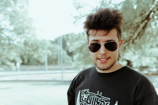 Doğa ceylanı olan bir serserinin portresi