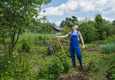 bahçede çalışan orta yaşlı adam